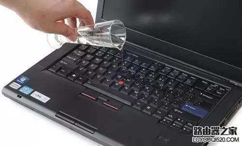 笔记本电脑进水了怎么办？教你5步急救措施_www.iluyouqi.com