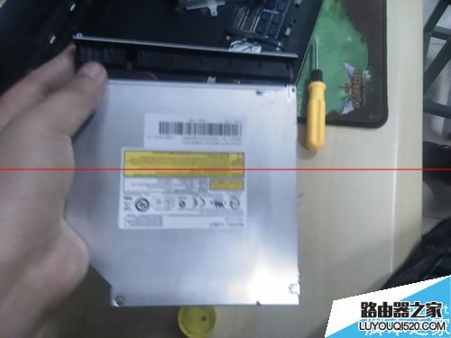 笔记本怎么安装固态硬盘同时保留机械硬盘？_www.iluyouqi.com