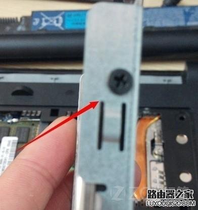 笔记本硬盘怎么安装?笔记本硬盘安装图文教程_www.iluyouqi.com